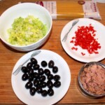 pokrojone oliwki, papryczka chili oraz seler naciowy