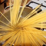 w garnku gotuje się makaron spaghetti