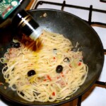 Makaron z tuńczykiem selerem naciowym i oliwkami