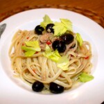 Makaron z tuńczykiem selerem naciowym i oliwkami