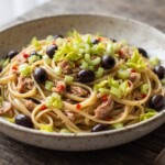 Makaron wymieszany z tuńczykiem z puszki oraz z przesmażonym selerem naciowym, chilli i oliwkami.
