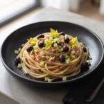 Makaron wymieszany z tuńczykiem z puszki oraz z przesmażonym selerem naciowym, chilli i oliwkami.