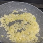 na patelni smaży się drobno krojona cebula