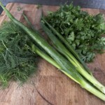 świeże zioła na drewnianej desce kuchennej