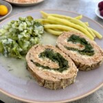 meatloaf z ziołami na talerzu z żółtą fasolką szparagową i kapustą zasmażaną