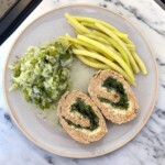 meatloaf z ziołami na talerzu z żółtą fasolką szparagową i kapustą zasmażaną