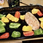 pokrojone w kostkę kolorowe papryki na blasze do pieczeniem z piersią kurczaka