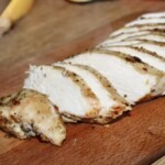 pierś kurczaka pieczona pokrojona w plastry