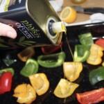 kawałki papryki w naczyniu żaroodpornym polewane są oliwą