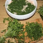 duży pęczek natki pietruszki na desce kuchennej