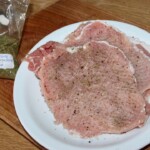 kotlety schabowe roztłuczone i posypane przyprawami