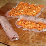 kotlety schabowe faszerowane są pastą z ajwaru i sera feta