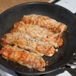 Roladki schabowe faszerowane serem feta smażą się na patelni