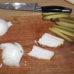 pokrojone w słupki ogórki kiszone i pokrojona w drobną kostkę słonina
