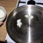 na dużej patelni topi się smalec