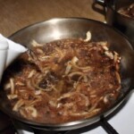 deklasowanie przyrumienionej cebuli na patelni