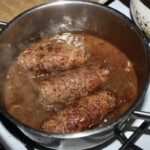 trzy duże rolady śląskie gotują się w garnku