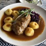 Rolady śląskie na talerzy razem z sosem i kluskami śląskimi