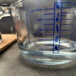 woda w szklanym naczyniu