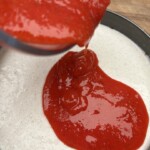 Sernik na jogurcie z musem truskawkowym