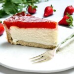 Sernik na jogurcie z musem truskawkowym