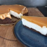 Sernik na jogurcie z musem truskawkowym