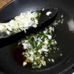 na patelni smaży się posiekana dymka