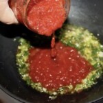 na patelni smaży się posiekana dymka i przecier pomidorowy