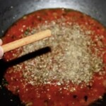 na patelni gotuje się sos pomidorowy do spaghetti