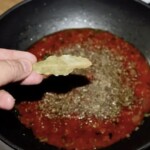 na patelni gotuje się sos pomidorowy do spaghetti