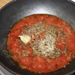 na patelni gotuje się sos pomidorowy do spaghetti