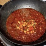 na patelni gotuje się sos pomidorowy do spaghetti