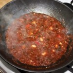 na patelni gotuje się sos pomidorowy do spaghetti