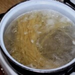 w dużym garnku gotuje się makaron spaghetti