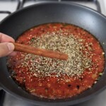 domowy sos pomidorowy gotuje się w głębokiej patelni
