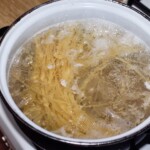 w dużym garnku gotuje się makaron spaghetti