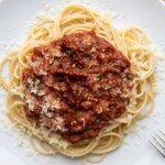 Spaghetti z sosem przyrządzonym z mielonego mięsa z dodatkiem pomidorów, oregano, cynamonu i czosnku przepis z Krety pochodzący
