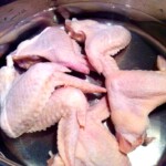 kawałki kurczaka w garnku z zimną wodą