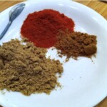 suche orientalne przyprawy na talerzyku