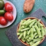 pokrojona zielona fasolka oraz pomidory na talerzu