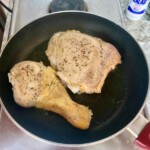 dwa udka z kurczaka smażą się na patelni