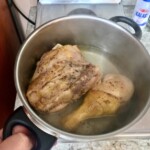 da udka z kurczaka gotują się w garnku