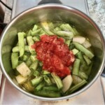 krojone ziemniaki, krojona zielona fasolka starty pomidor w garnku