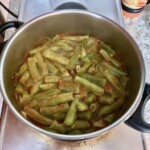 w garnku dusi się krojona zielona fasolka