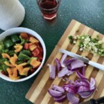 pokrojone warzywa na desce kuchennej