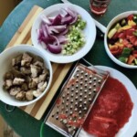 pokrojone warzywa oraz starte pomidory