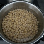 ciecierzyca w garnku z zimną wodą