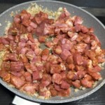 drobno krojone mięso smaży się na patelni z cebulą drobno siekaną