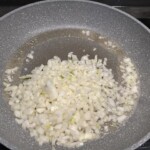 na patelni smaży się drobno siekana cebula