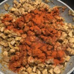 na patelni smaży się drobno siekana cebula razem z drobno krojonym mięsem posypanym mieloną słodką papryką